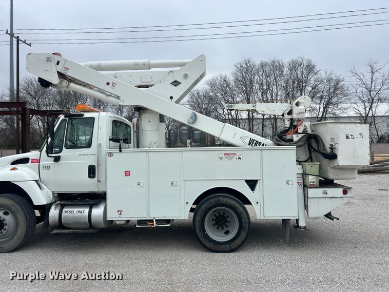 image for item ET6729 2007 International 7400 bucket truck
