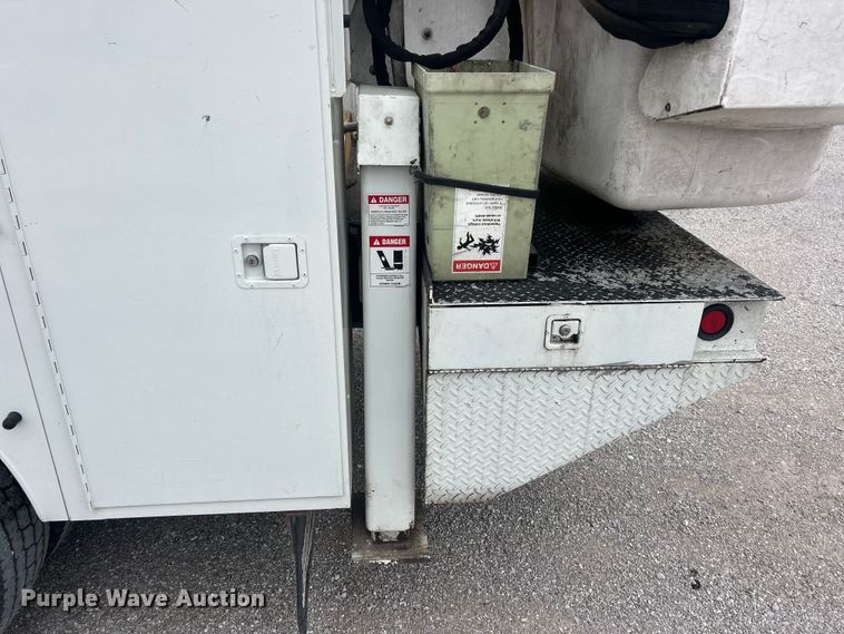 image for item ET6729 2007 International 7400 bucket truck