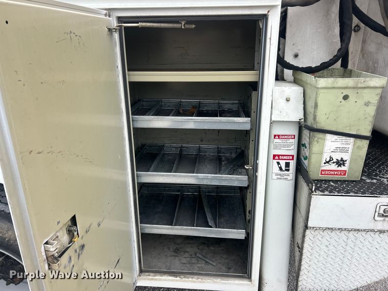 image for item ET6729 2007 International 7400 bucket truck