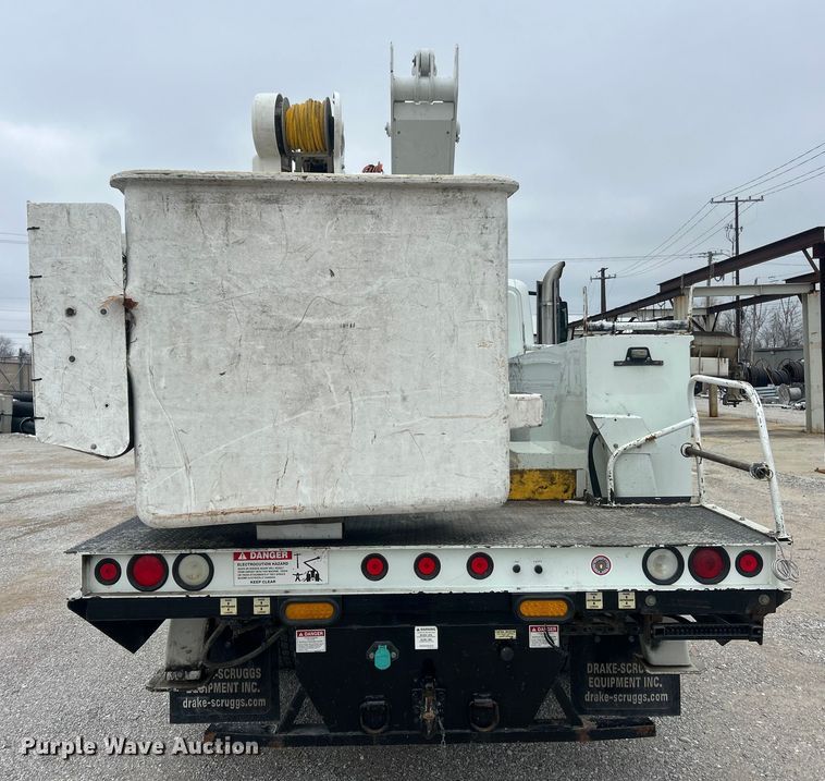 image for item ET6729 2007 International 7400 bucket truck