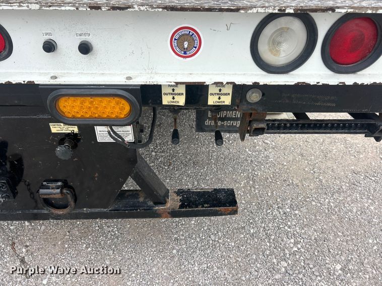 image for item ET6729 2007 International 7400 bucket truck