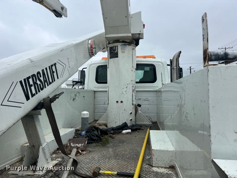 image for item ET6729 2007 International 7400 bucket truck