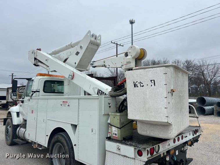 image for item ET6729 2007 International 7400 bucket truck
