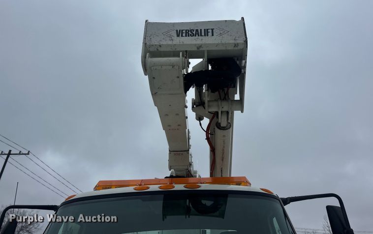 image for item ET6729 2007 International 7400 bucket truck