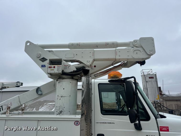 image for item ET6729 2007 International 7400 bucket truck