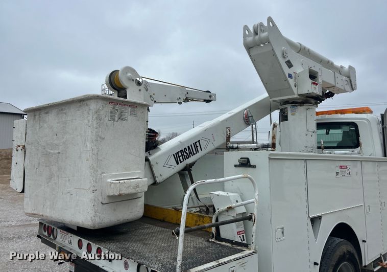 image for item ET6729 2007 International 7400 bucket truck