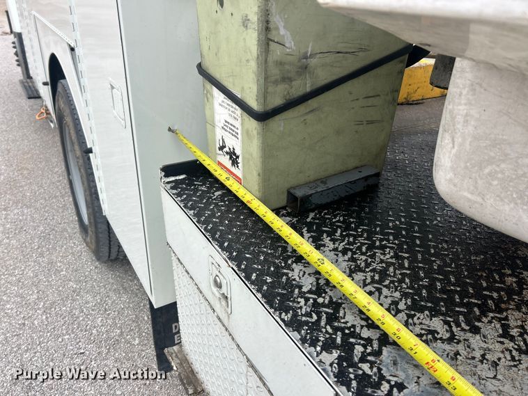 image for item ET6729 2007 International 7400 bucket truck