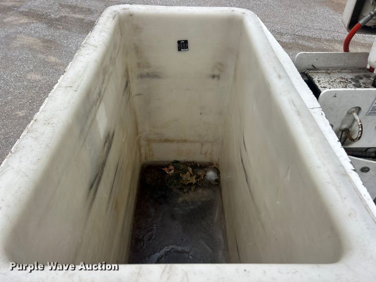 image for item ET6729 2007 International 7400 bucket truck