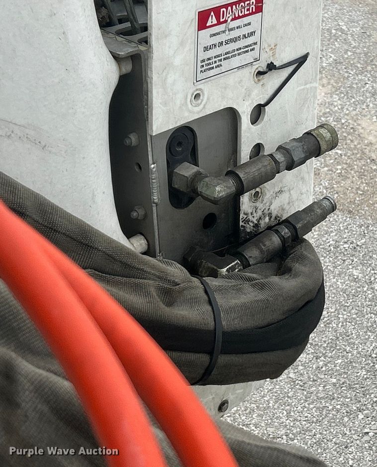 image for item ET6729 2007 International 7400 bucket truck