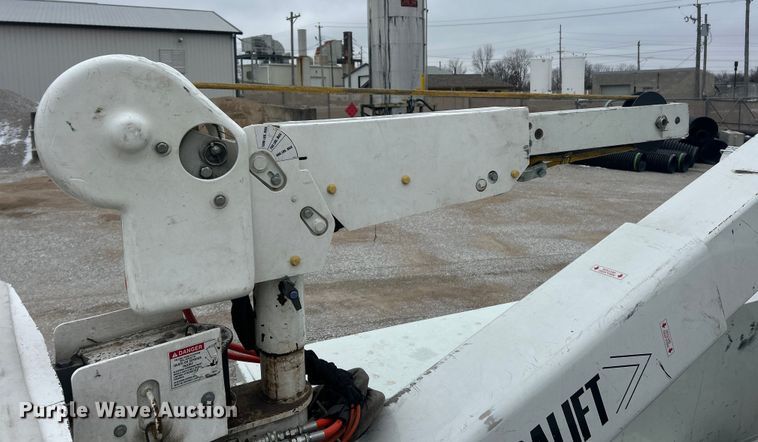 image for item ET6729 2007 International 7400 bucket truck