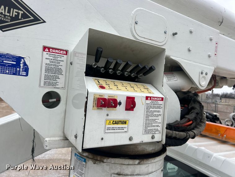 image for item ET6729 2007 International 7400 bucket truck