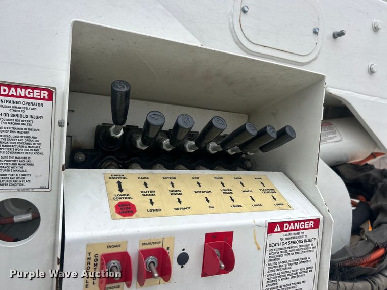 image for item ET6729 2007 International 7400 bucket truck