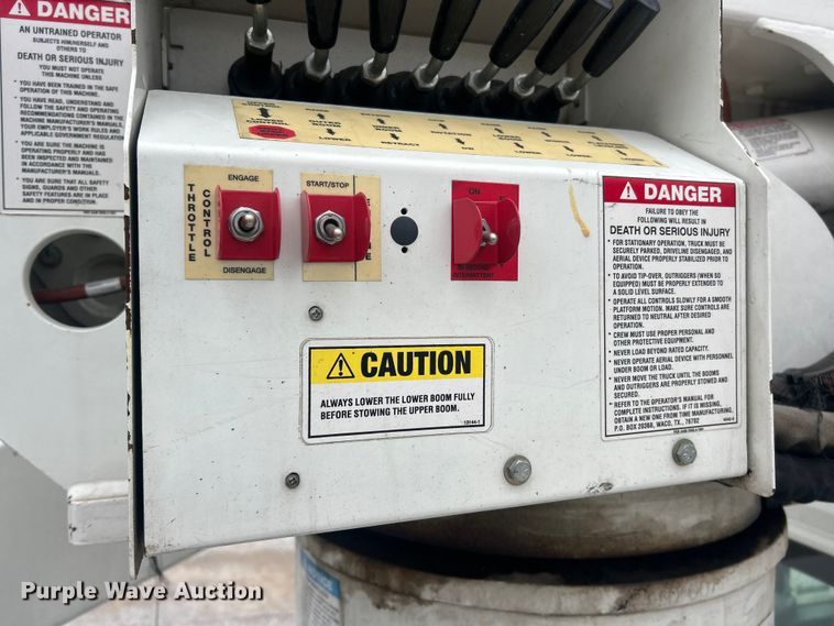 image for item ET6729 2007 International 7400 bucket truck