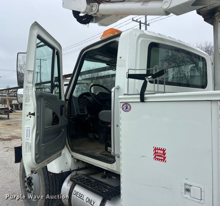 image for item ET6729 2007 International 7400 bucket truck