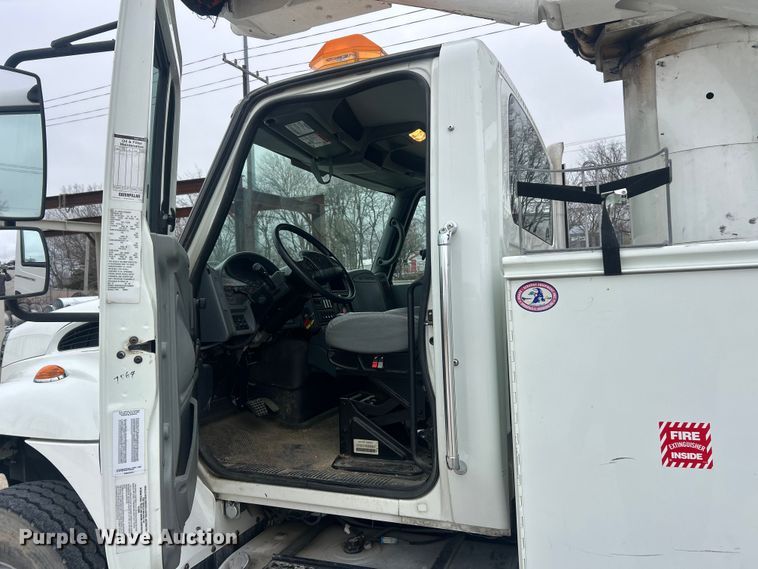 image for item ET6729 2007 International 7400 bucket truck