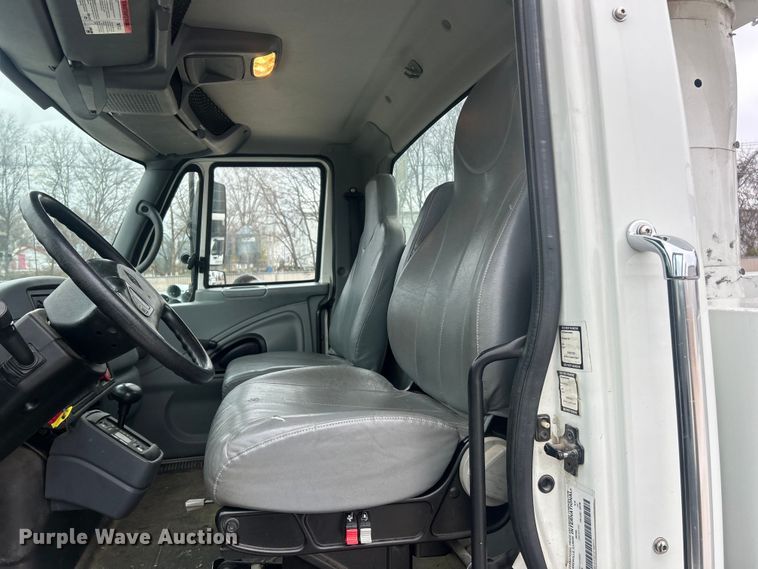 image for item ET6729 2007 International 7400 bucket truck