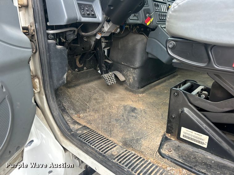 image for item ET6729 2007 International 7400 bucket truck