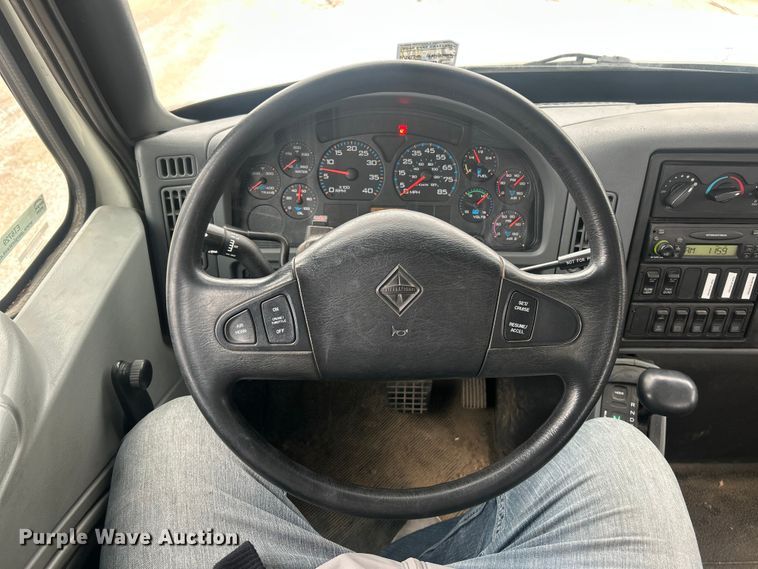 image for item ET6729 2007 International 7400 bucket truck