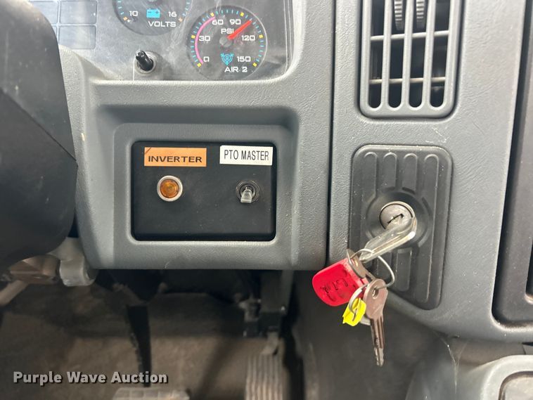 image for item ET6729 2007 International 7400 bucket truck