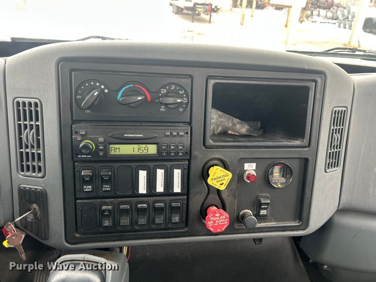 image for item ET6729 2007 International 7400 bucket truck