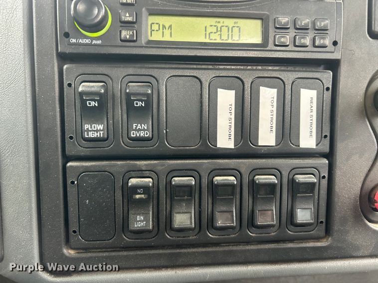 image for item ET6729 2007 International 7400 bucket truck