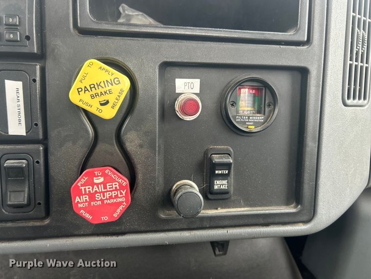 image for item ET6729 2007 International 7400 bucket truck