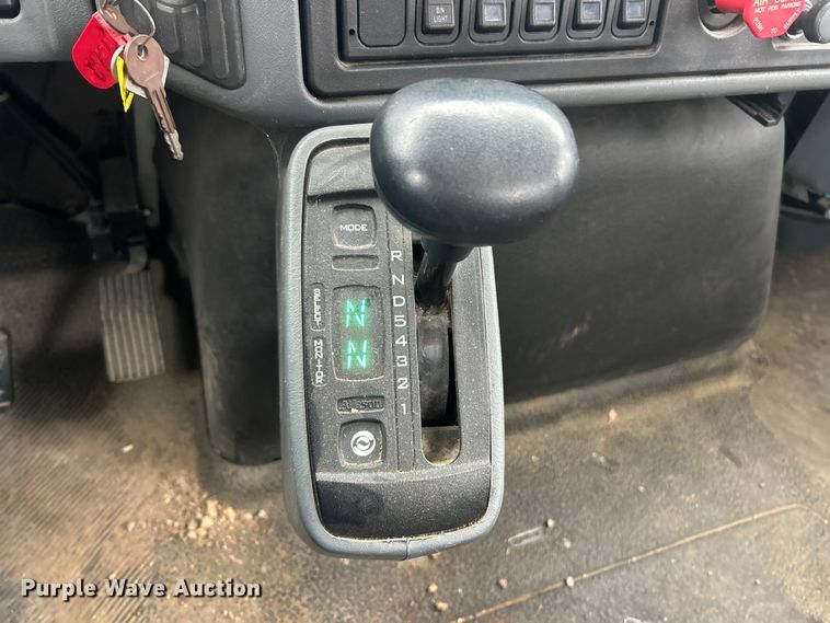 image for item ET6729 2007 International 7400 bucket truck