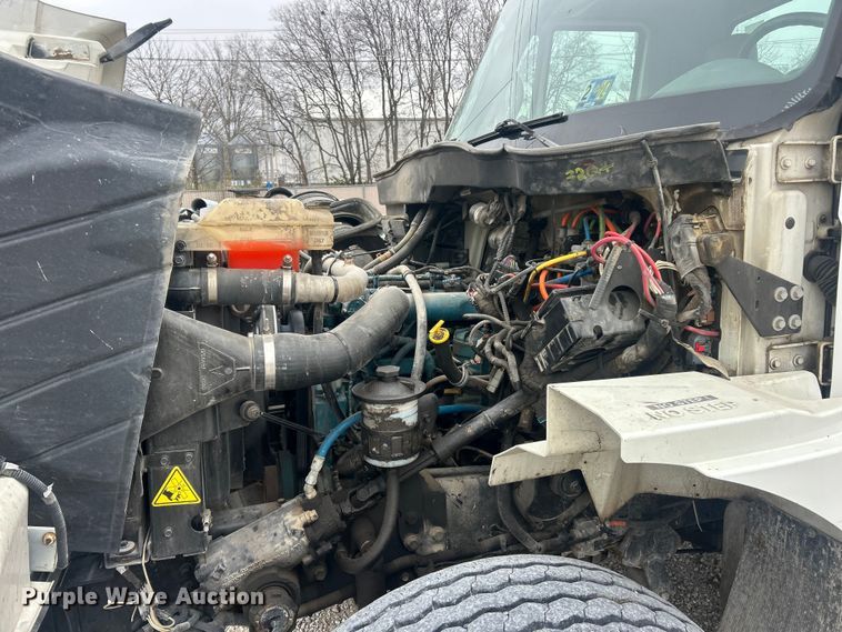 image for item ET6729 2007 International 7400 bucket truck