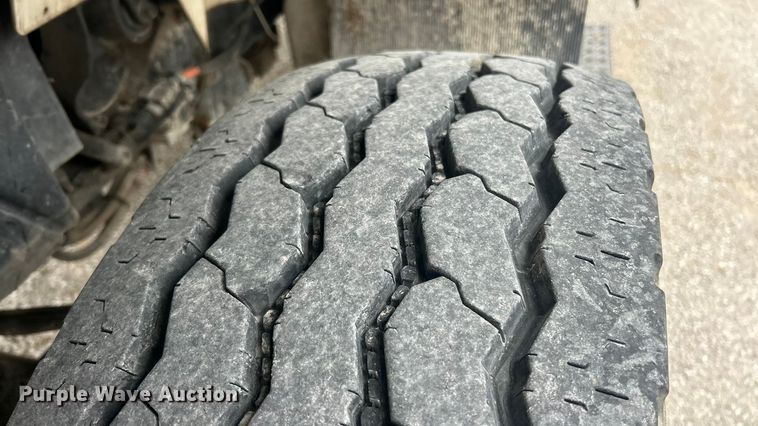 image for item ET6729 2007 International 7400 bucket truck