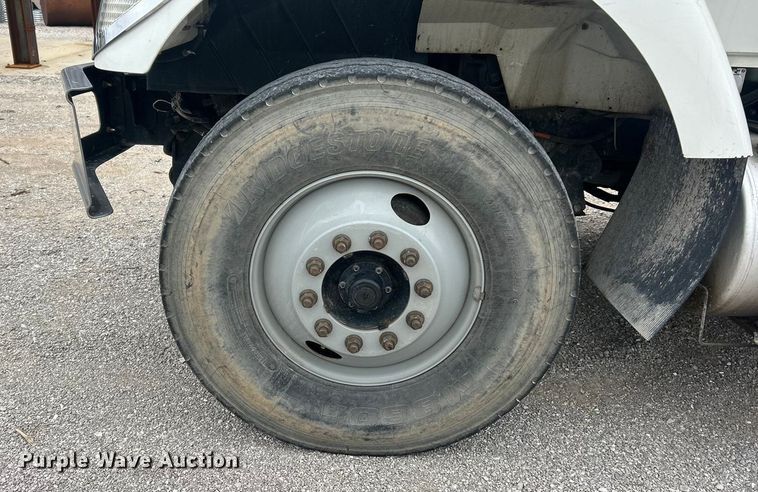 image for item ET6729 2007 International 7400 bucket truck