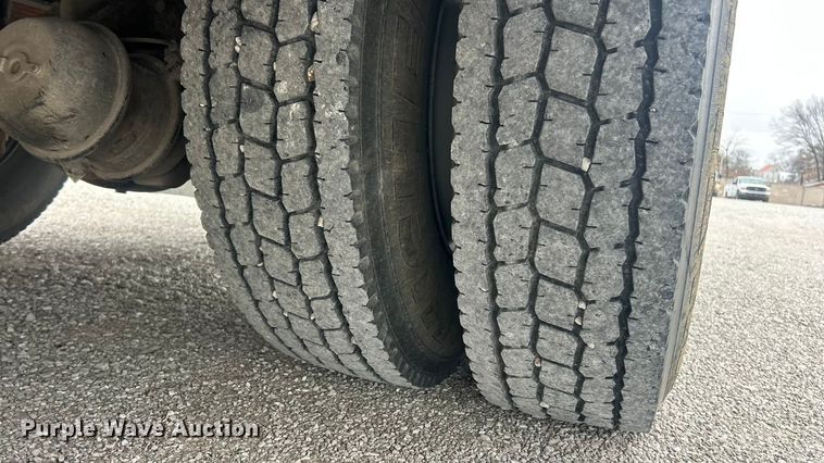 image for item ET6729 2007 International 7400 bucket truck