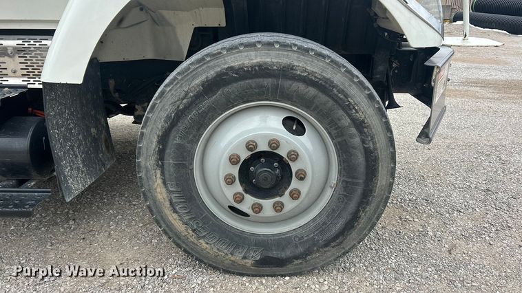 image for item ET6729 2007 International 7400 bucket truck