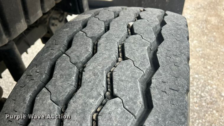 image for item ET6729 2007 International 7400 bucket truck