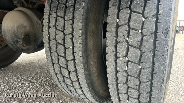 image for item ET6729 2007 International 7400 bucket truck