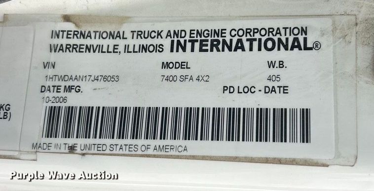 image for item ET6729 2007 International 7400 bucket truck