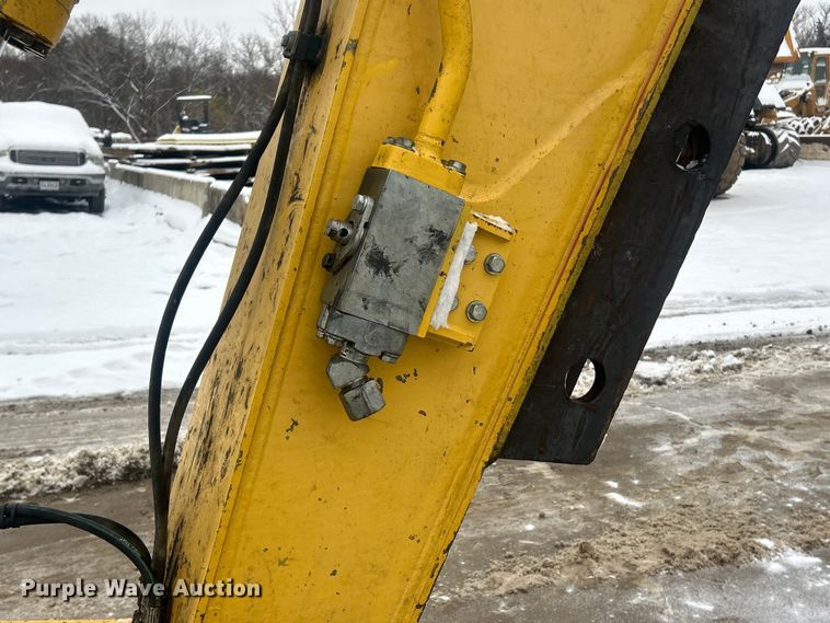 image for item ET6746 2005 Komatsu PC228USLC-3 excavator