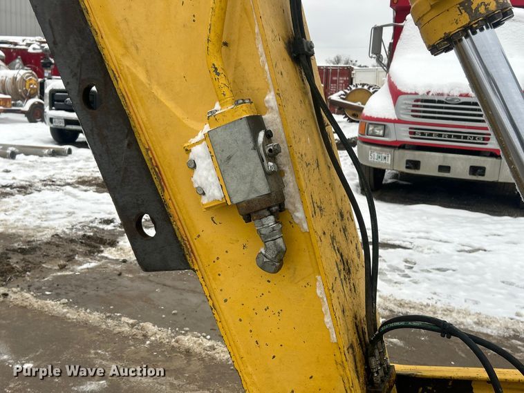 image for item ET6746 2005 Komatsu PC228USLC-3 excavator