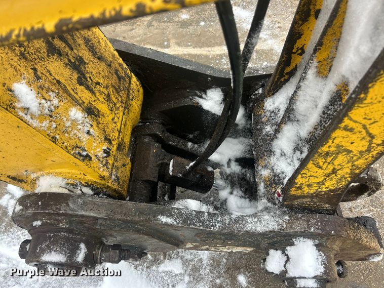 image for item ET6746 2005 Komatsu PC228USLC-3 excavator