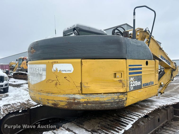 image for item ET6746 2005 Komatsu PC228USLC-3 excavator