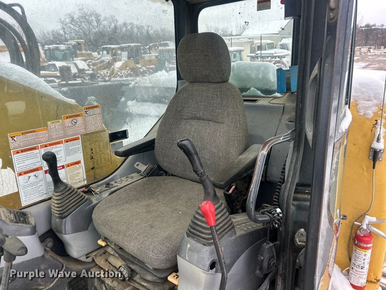 image for item ET6746 2005 Komatsu PC228USLC-3 excavator