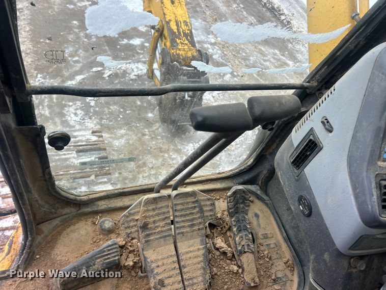 image for item ET6746 2005 Komatsu PC228USLC-3 excavator