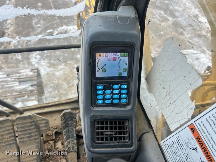 image for item ET6746 2005 Komatsu PC228USLC-3 excavator