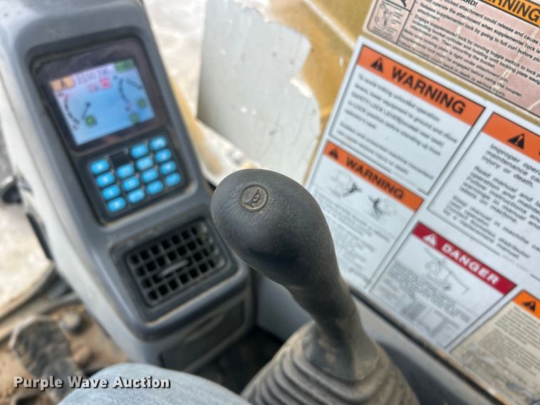 image for item ET6746 2005 Komatsu PC228USLC-3 excavator