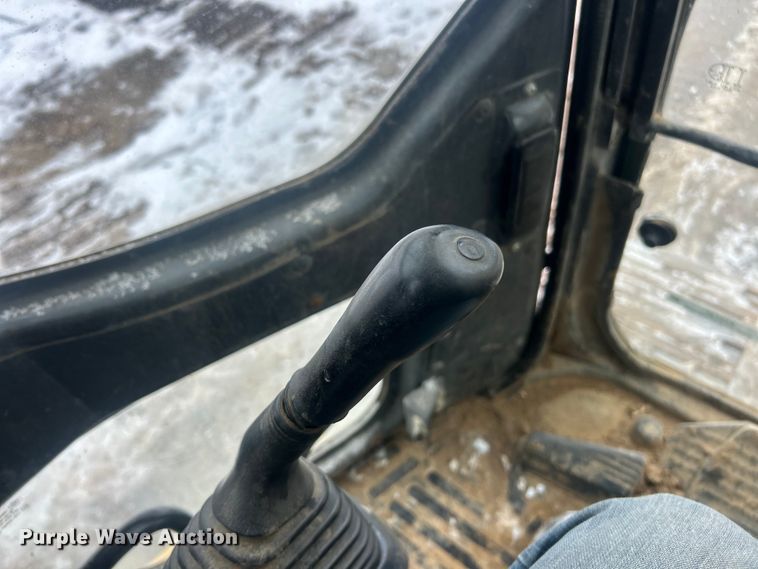 image for item ET6746 2005 Komatsu PC228USLC-3 excavator