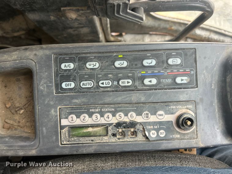 image for item ET6746 2005 Komatsu PC228USLC-3 excavator