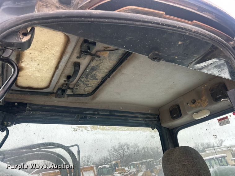 image for item ET6746 2005 Komatsu PC228USLC-3 excavator