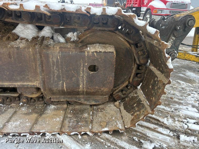 image for item ET6746 2005 Komatsu PC228USLC-3 excavator