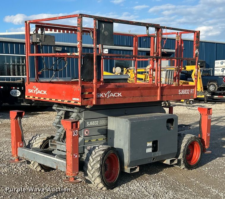 image for item ET6766 2013 Skyjack SJ 6832RT scissor lift