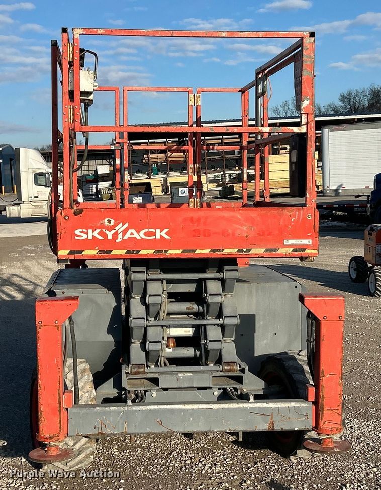 image for item ET6766 2013 Skyjack SJ 6832RT scissor lift