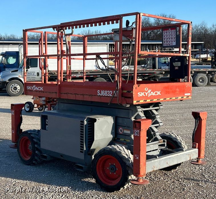image for item ET6766 2013 Skyjack SJ 6832RT scissor lift